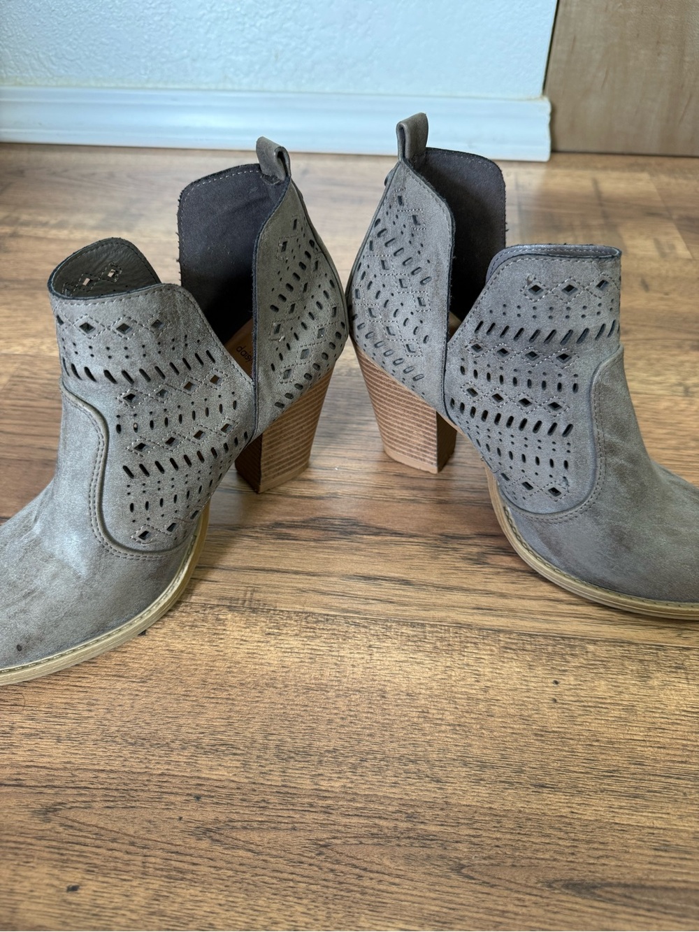 DAISY FUENTES Willian Gray Faux Suede Cut-Out Ankle Booties Almond Toe 8